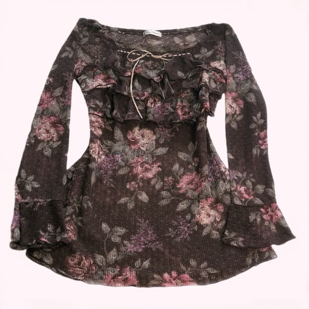 Rosa Cheri 로사체리 장미 수채화 패턴 레이스 소매 디테일 티 