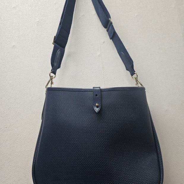 라코스테 가죽 시그니쳐 스틸 로고 크로스백