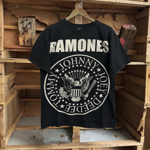 [L] RAMONES band tee