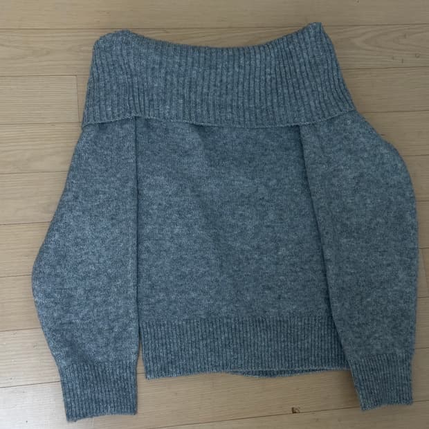 오프숄더 니트 그레이