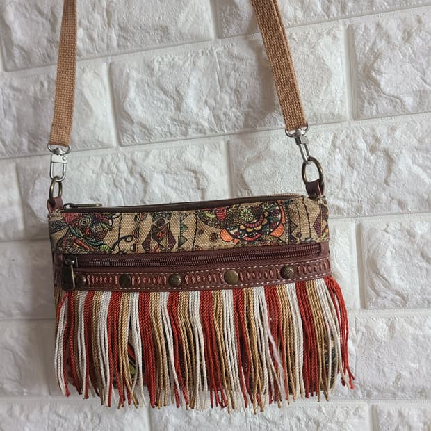 삭루츠 프린트 패턴 프린지 크로스백