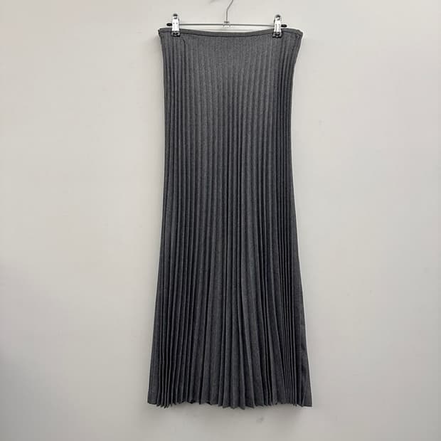 Pleats shape long skirt / grey