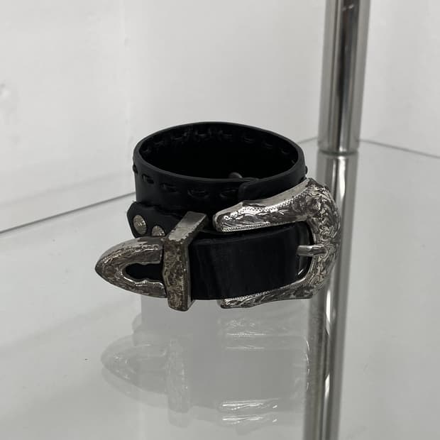 토가 풀라 레더 버클 팔찌