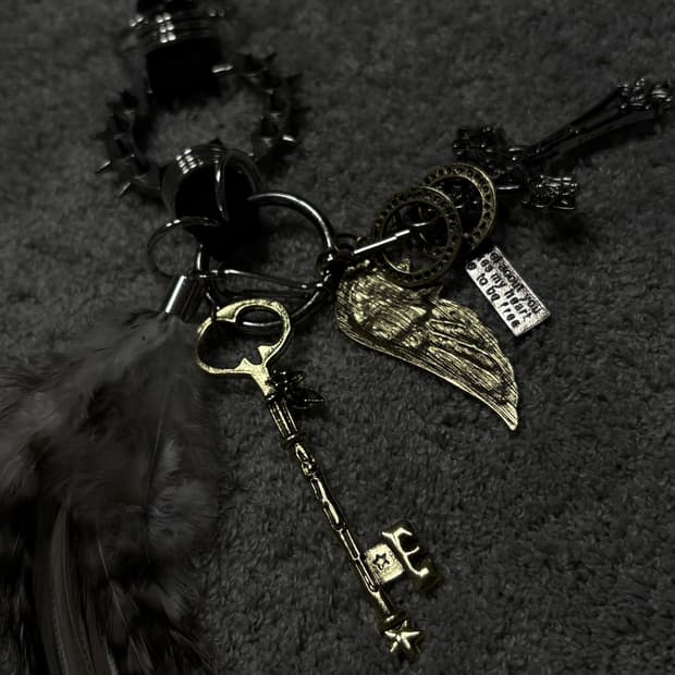 Gothic v-kei Spike feahter Cross charm