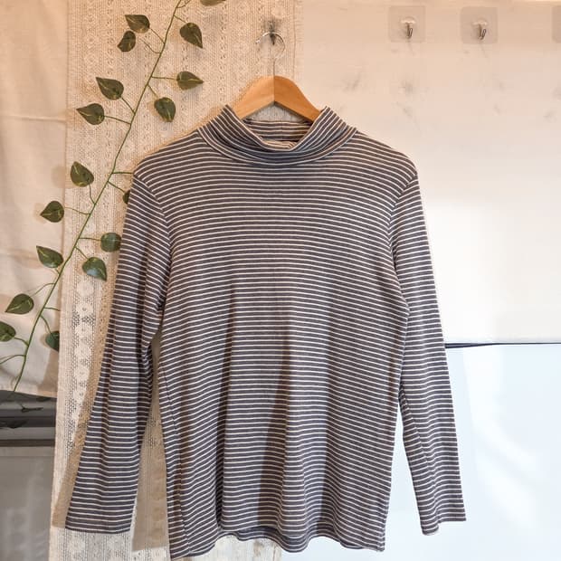 그레이 스트라이프 목폴라 슬리브