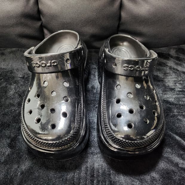 크록스 블랙 유광 스톰프 하이 샤인 클로그 - M6W8 (250)