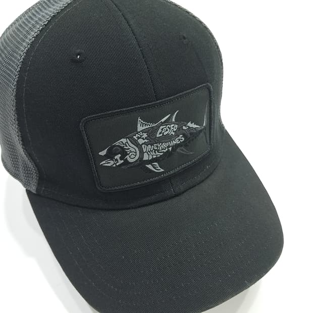 Vineyard Vines 피쉬 패치 메쉬 트러커캡 P1608