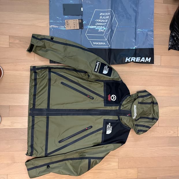 슈프림x노스페이스 테이프심자켓 L사이즈(크림상품)