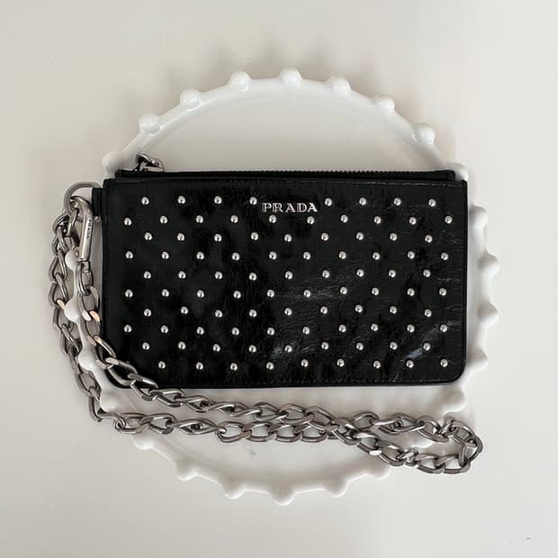 프라다 스터드 체인 레더 파우치