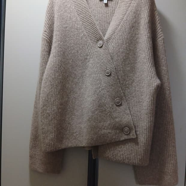 앤아더스토리즈 에이시메트릭 사선 니트 가디건