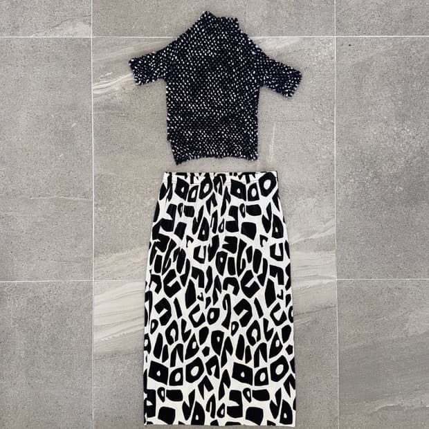Black & white dot popcorn pleats top