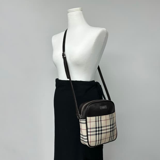 버버리 체크 메탈 로고 카메라백 크로스백