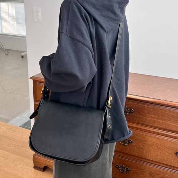 올드 코치 블랙 레더 크로스백 9951