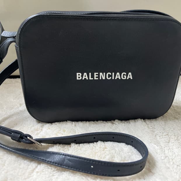 발렌시아가 에브리데이 카메라백 블랙