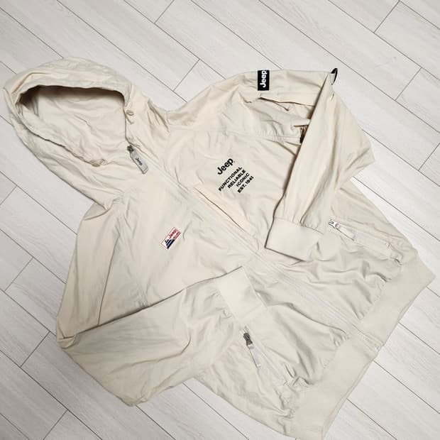 지프 절개디테일바람막이점퍼 L사이즈

사이즈표기 m이나 크게나와서 L로 