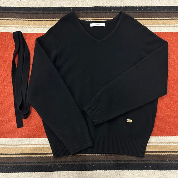 르누이 샬롯 v넥니트