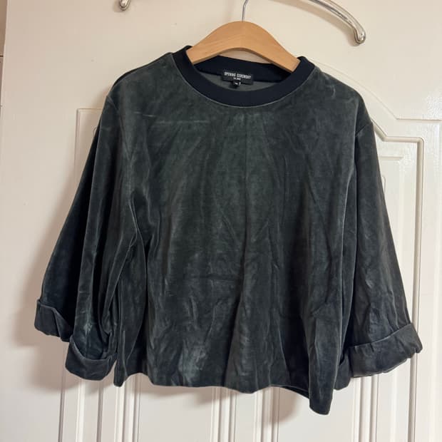 오프닝세레머니 벨벳 크롭 티