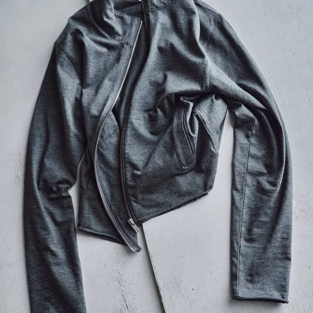 모노프리베 텍스쳐 하이넥 집업 차콜