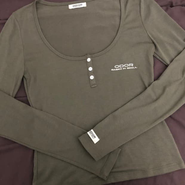 오도어 Basic button tee (올리브)