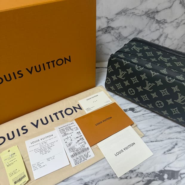 루이비통 이클립스 쉐도우 돕키트 파우치 클러치백 10월 18일구매
