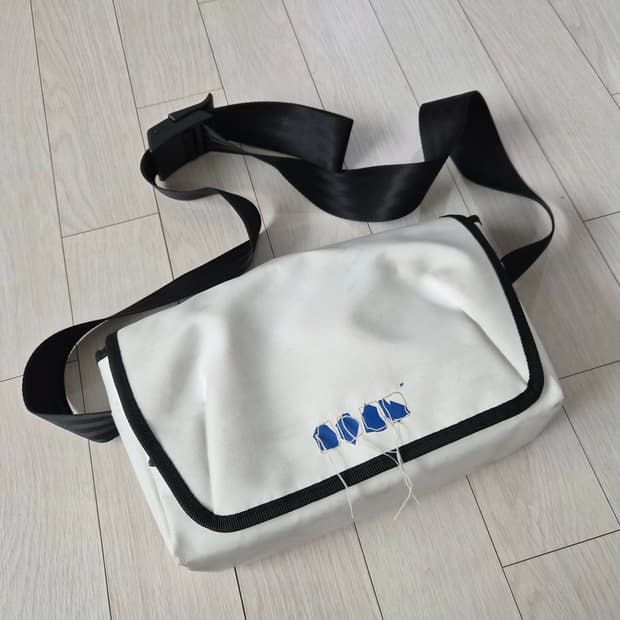 아더에러 트레이스 애드모어 크로스백 화이트