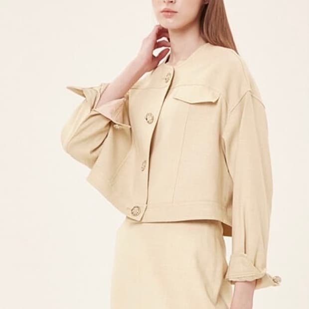 82 타임 22SS 베이지 로고 버튼 크롭 스판 자켓