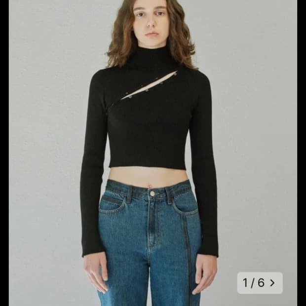 다이애그널 폴로넥 버튼 니트 탑