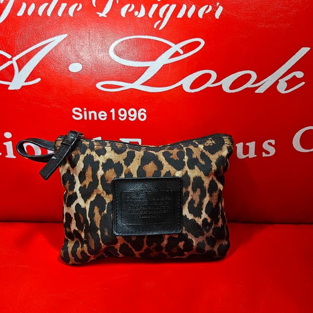 코치(COACH) 레오파드 핸들 파우치백