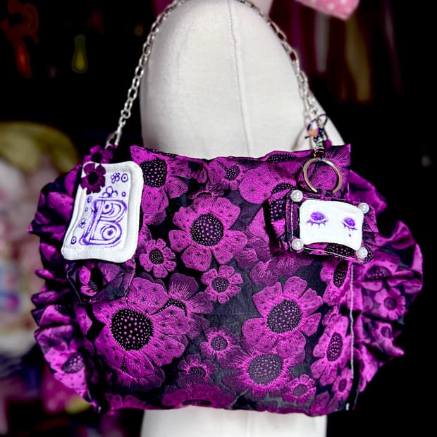 ･:*+. 핸드메이드 빅로고 퍼플 플라워 프릴 쿠션 가방