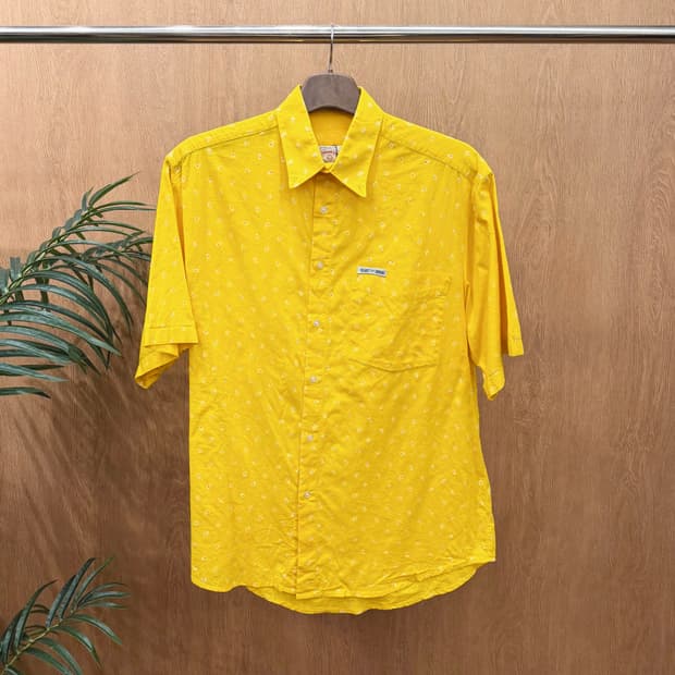 아르마니 진스 반팔 셔츠 플라워 패턴 싱글 포켓 디테일 레귤러핏 옐로우