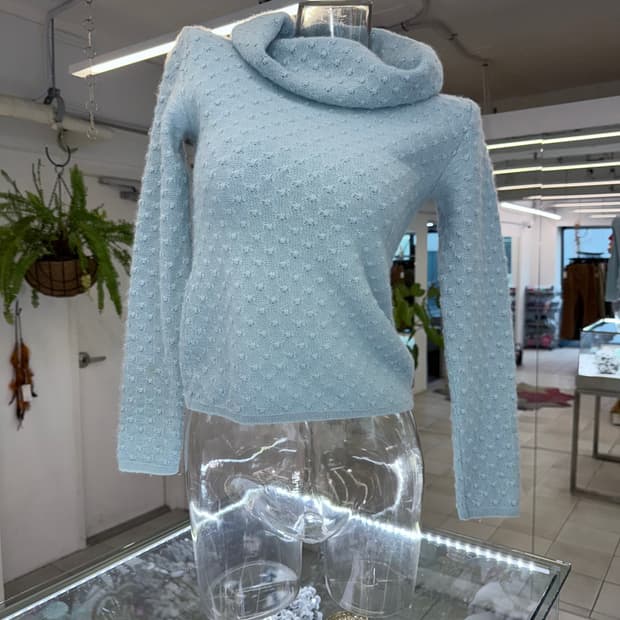 dots embossed knit top