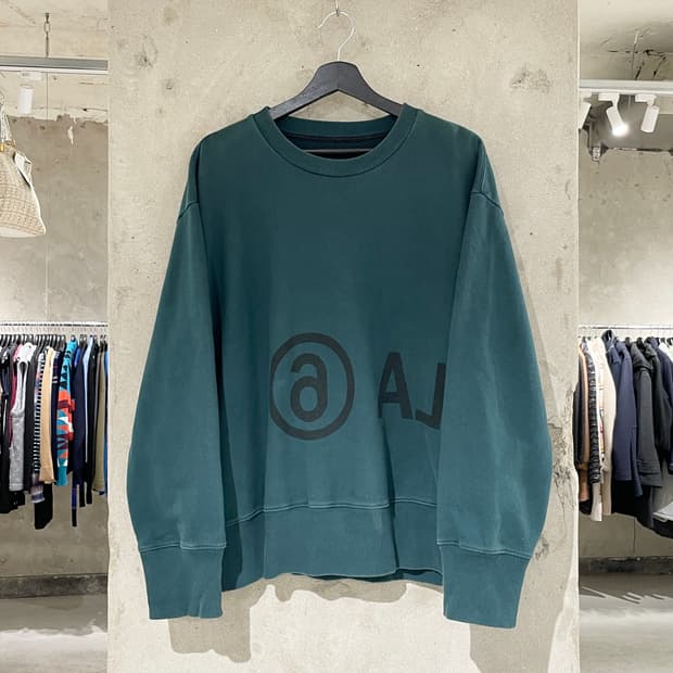 mm6 메종 마르지엘라 딥 틸 스펠링 백스티치 크루넥 스웻 셔츠