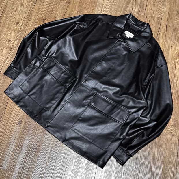 캘빈클라인 페이크 레더 세미 오버핏 자켓