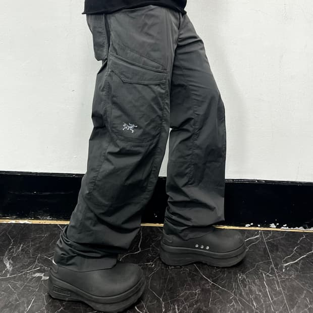 아크테릭스 람파트 나일론 와이드 트랙팬츠