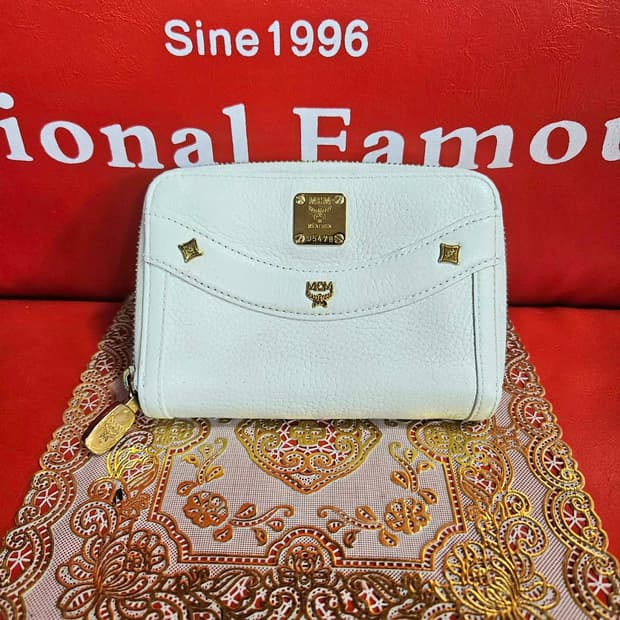엠씨엠(MCM) 화이트 금장 지갑

13.5 x 10size