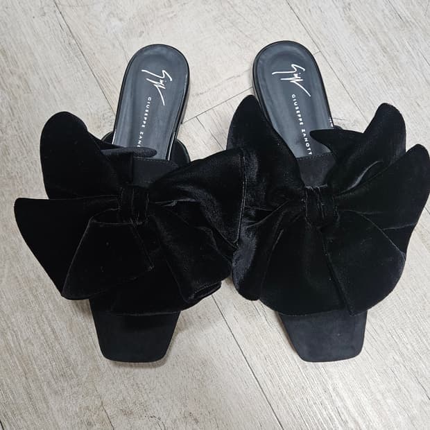 쥬세페자노티 블랙 벨벳 뮬 240~245