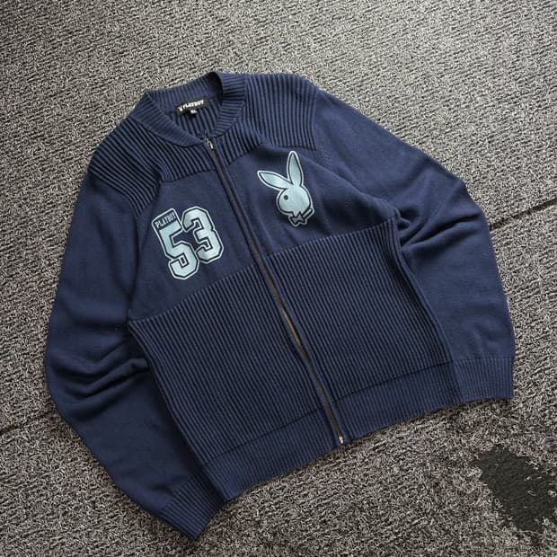 플레이보이 올드스쿨 빅로고 니트 집업 3302