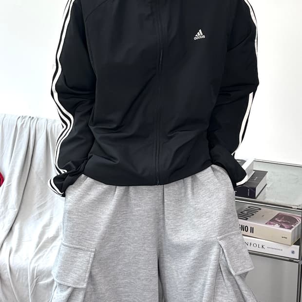 아디다스 블랙 화이트 바람막이 110