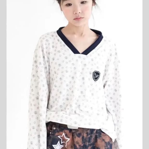 샵페어리 V neck flower terry shirt