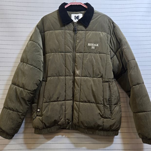 코닥 35주년 숏 패딩 자켓 카키색
