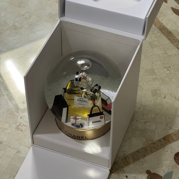 샤넬 홀리데이 스노우볼 새상품