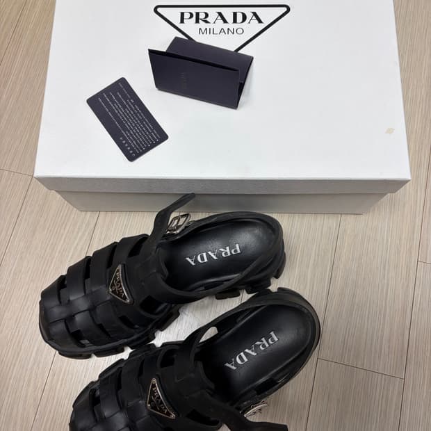 프라다 러버 샌들 250