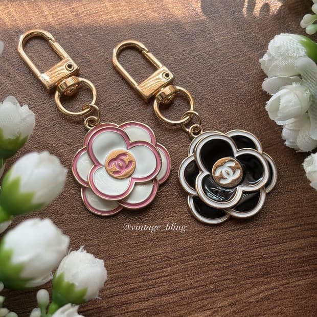 샤넬 까멜리아 플라워 골드 백참 키링