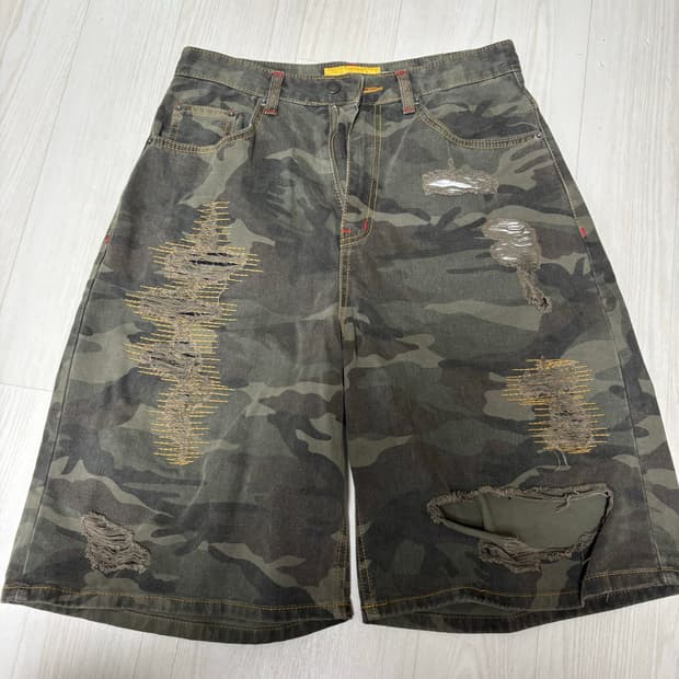 메인부스 Destroyed Camo Shorts