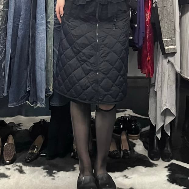 몽클레어 사이드 지퍼 퀄팅 미디 스커트