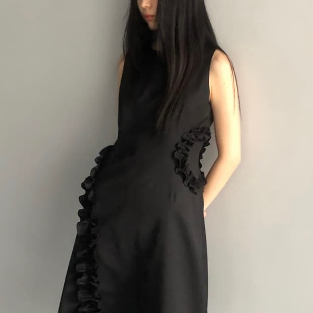 바하윤 BAHAYOON 언발란스 러플 슬리브리스 드레스 블랙