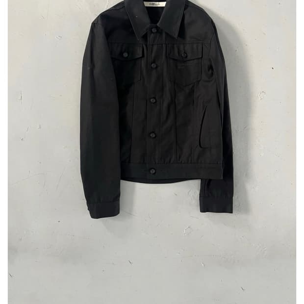 MPa LOWERED WAIST TRUCKER JACKET (BLACK)