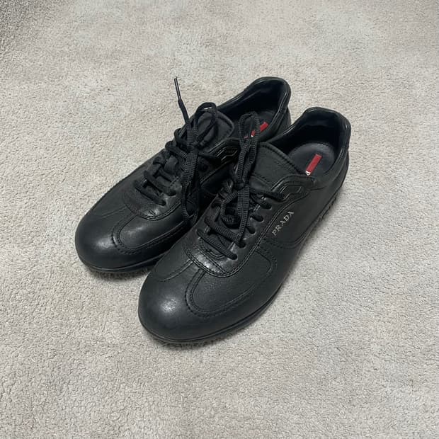 280) 프라다 스포츠 메탈 로고 레더 스니커즈
