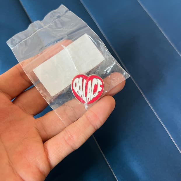 PALACE 팔라스 하트 핀 뱃지 레드 화이트