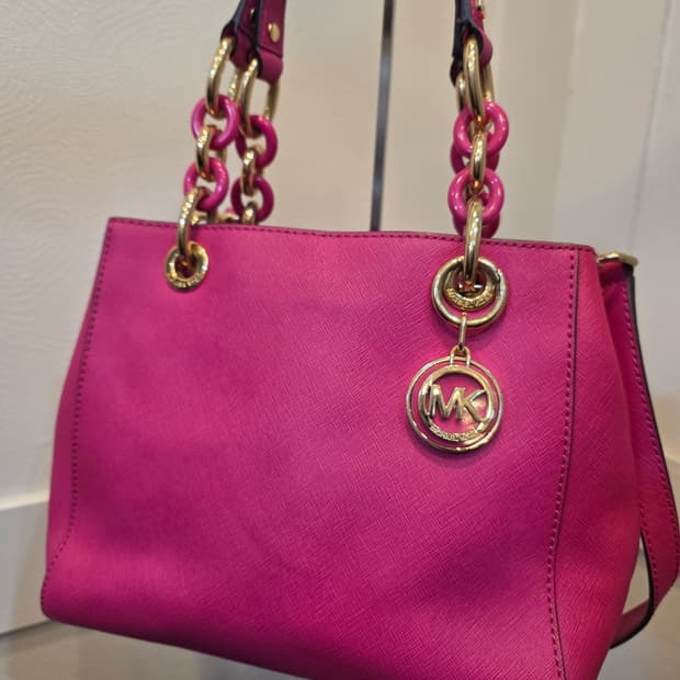 마이클코어스 신시아  스몰 푸시아 사첼백